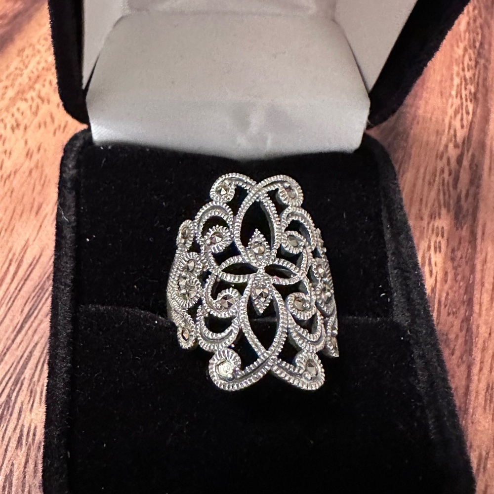 Elegant Silver marcasite Filigree Ring